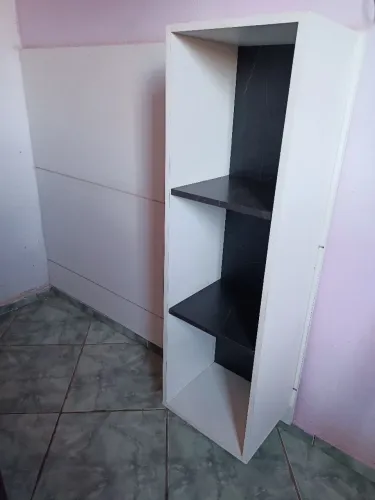Cabeceira com estante lateral