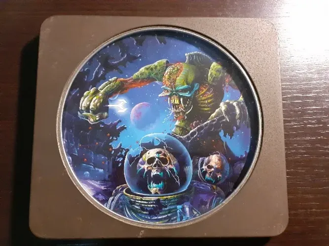 CD Iron Maiden: The Final Frontier - Mission Edition (na lata)
