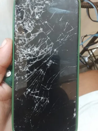 Celular com tela trincada