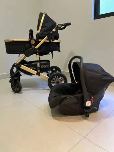 Carrinho de Bebê Luxo com Moisés nas cores preto e rose gold com bebê conforto
