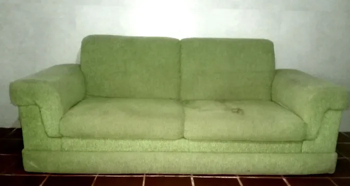 Sofa tres lugares de chenile verde limão usado