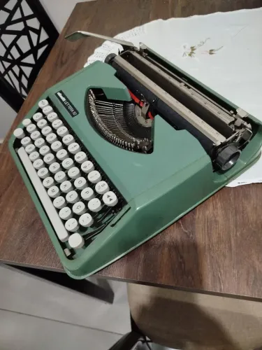 Máquina de escrever Olivet lettera 82