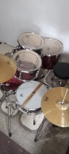 Bateria acústica profissional.