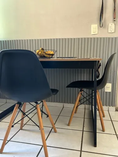 MESA DE MADEIRA ESTILO INDUSTRIAL COM 4 CADEIRAS