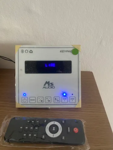 Amplificador e painel de controle de parede inteligente