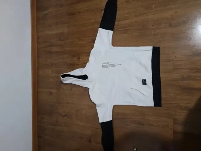 Casaco Moletom Adventure Branco e Preto - Usado ? Conservado e sem rasgos ? Bolso frontal 