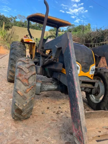 Trator Valtra A750 Ano 2016 4.800 horas C/ Conjunto de lâmina e concha