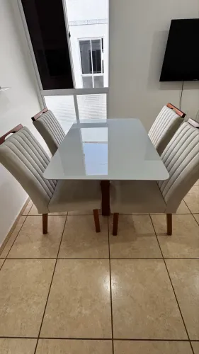 Vendo mesa de vidro com 4 cadeiras