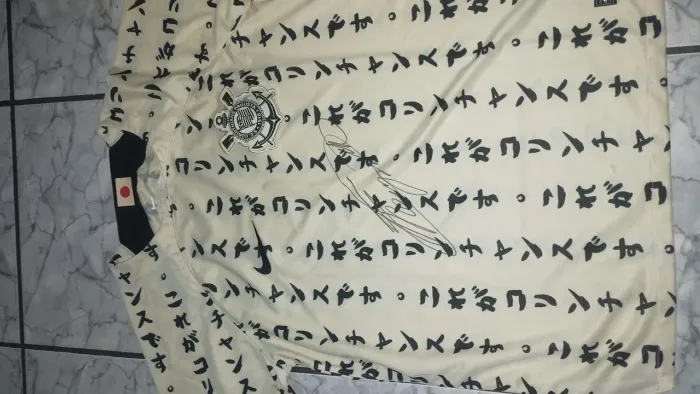 Camiseta Corinthians 2022/23 , autografada pelo jogador Memphis Depay .
