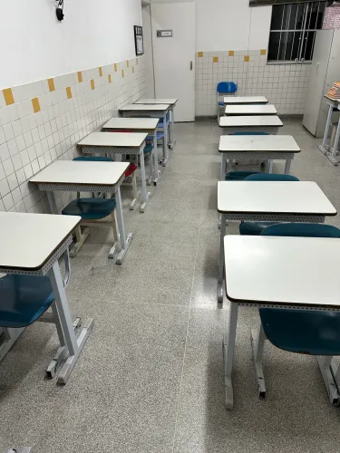 Cadeira e mesa escolar
