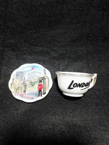 Mini xícara e pires souvenir de Londres