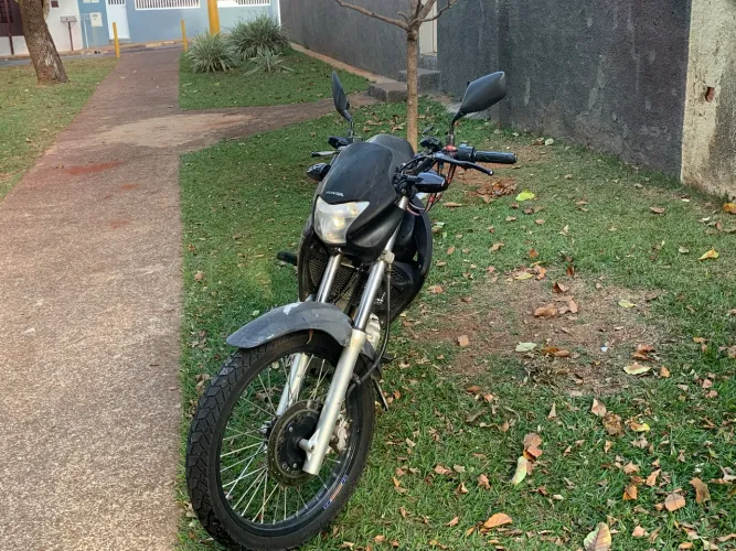 Vendo Honda Falcon 400, ano 2006, muito bem cuidada e pronta para rodar.  