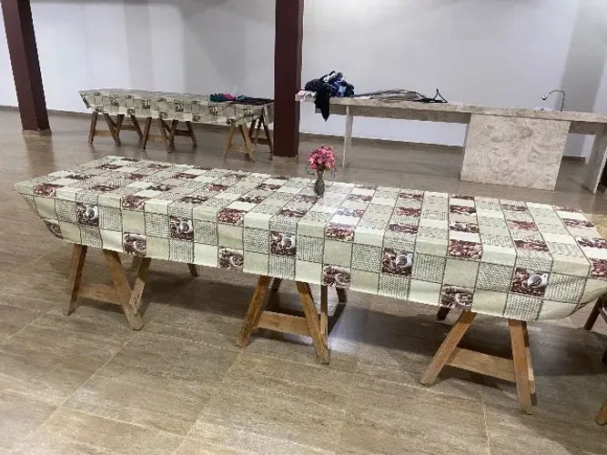 Mesa de campanha, rústica com cavalete e toalha de olhado.
