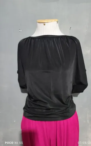 Vendo lote com 50 peças de roupas femininas em bom estado e limpas.