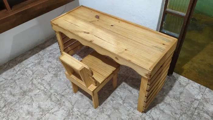 Mesa e cadeira infantil, madeira