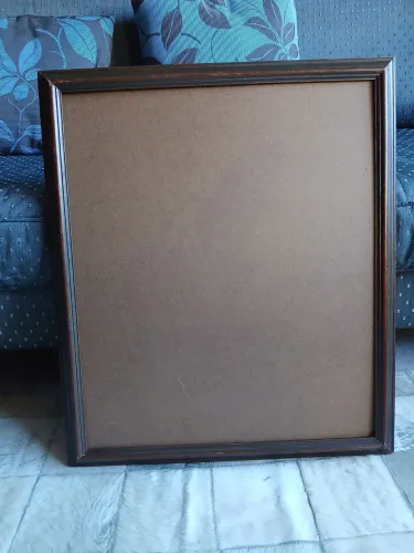 Moldura em madeira maciça,com eucatex ,66x56 cms,perfeito estado