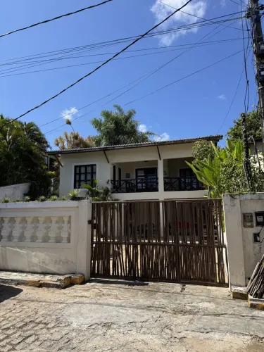 Chalé duplex com 3 quartos e vista a lagoa Guarairas, em rua sem saida