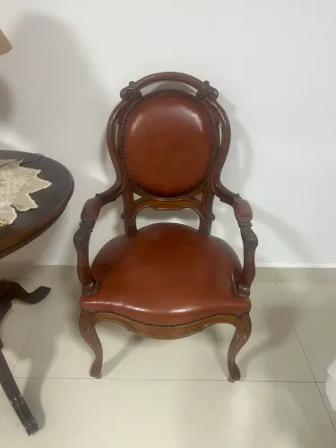 Cadeira antiga de madeira