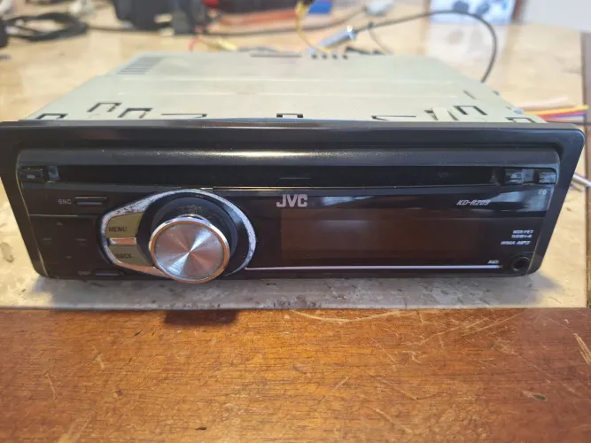 Som automotivo JVC com fiação completa