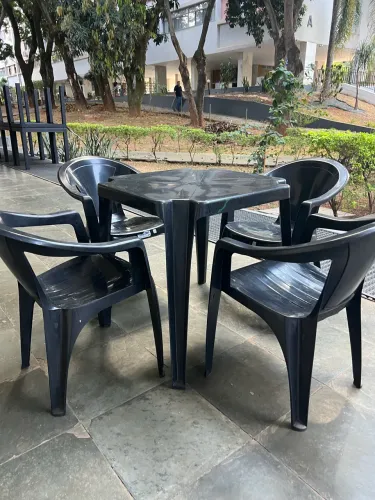 Conjunto de mesa e cadeira