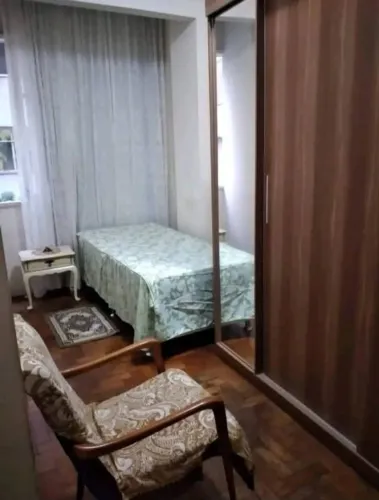 Alugo quarto individual para moça em Copacabana