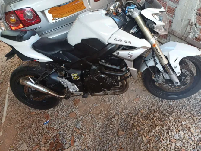 vende-se um Suzuki GSR 750 cilindrada