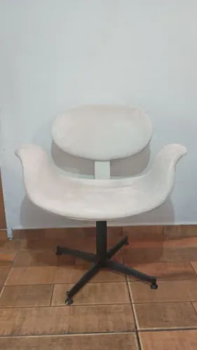 cadeira giratória modelo Tulipa cor bege