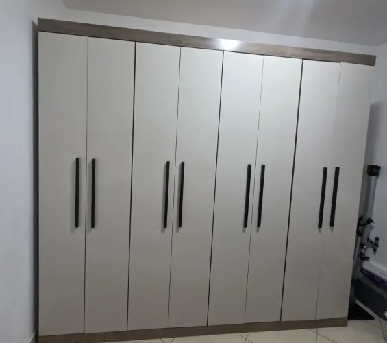 Guarda-Roupa Casal Araplac Porto 8 Portas e 4 Gavetas - Ótimo Estado!