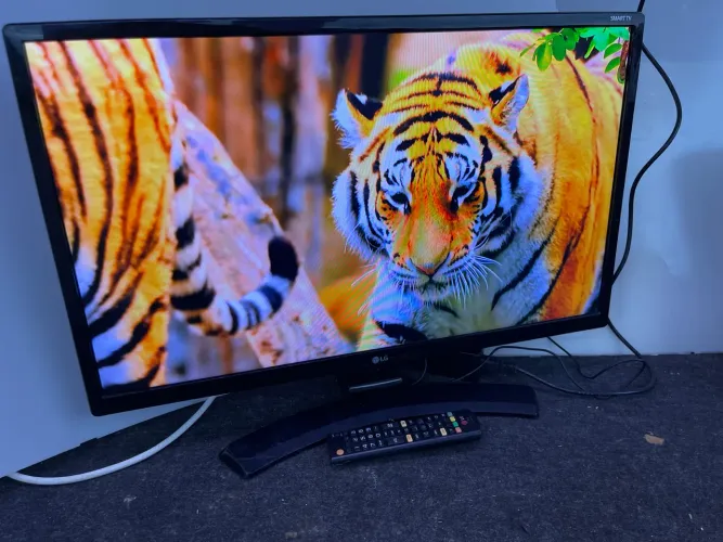 Linda TV LG smart 28 polegadas super conservada funcionando perfeitamente a descrição