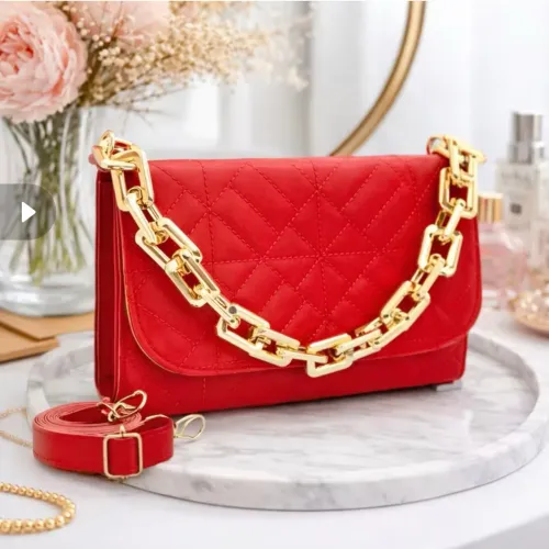 Bolsa vermelha com corrente dourada de regulagem nunca usada em perfeito estado