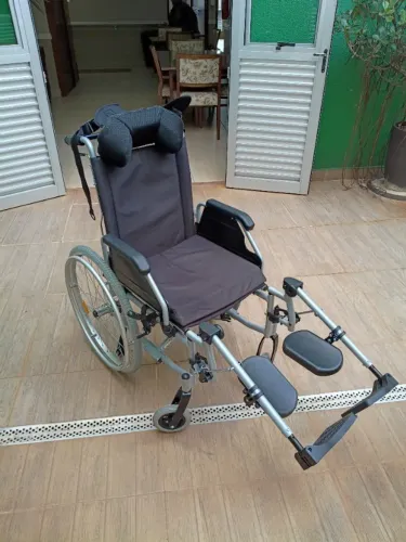 Cadeira de rodas reclinável D700 T44 - Dellamed, retirada na Asa Sul