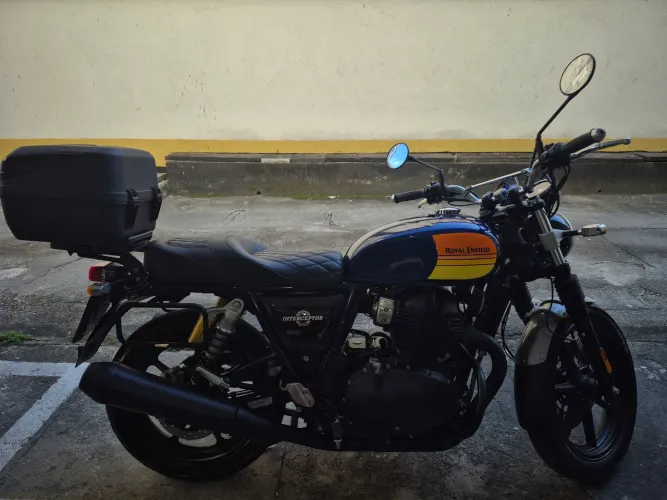 Royal Enfield Interceptor de garagem