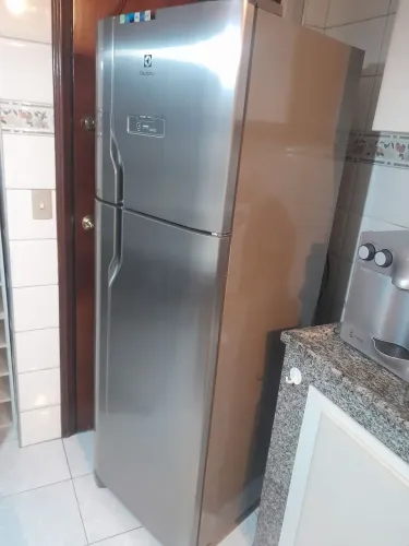 Vendo geladeira Eletrolux 371l frostfree inox 220v semi nova mas com defeito no motor.