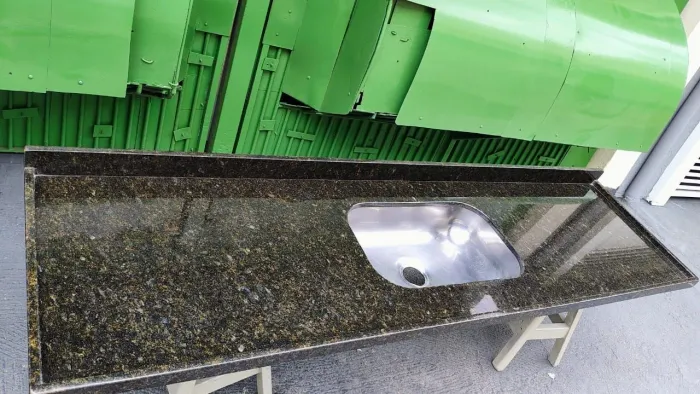 Pia de granito de 2 metros com Cuba cor verde Ubatuba