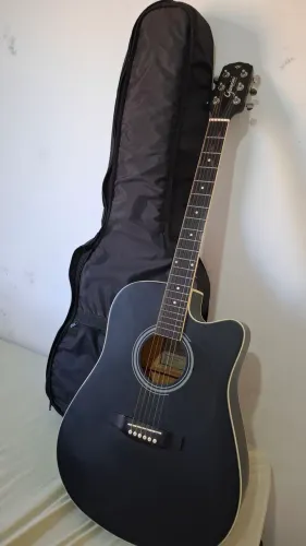 Violão semi-novo, pouco usado , em ótimo estado, elétrico