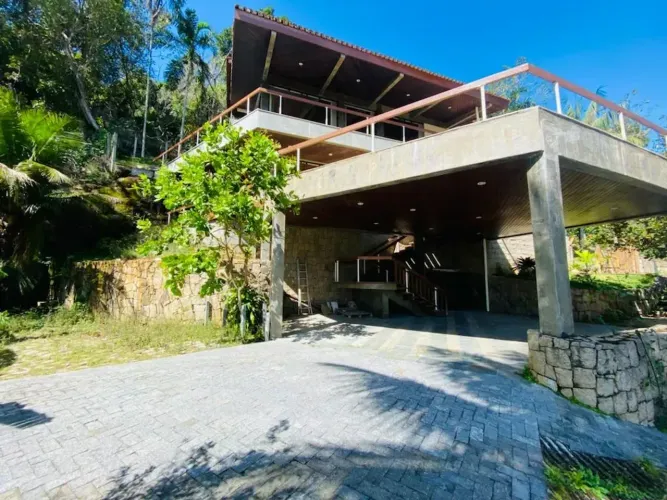 Bela oportunidade casa em condomínio a venda em Ubatuba Praia das Toninhas por R$ 5.500.00