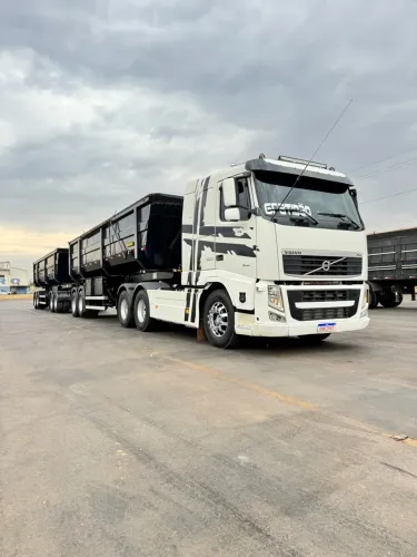 Volvo FH500 ano 13/14 + Rodocaçamba Guerra 2023
