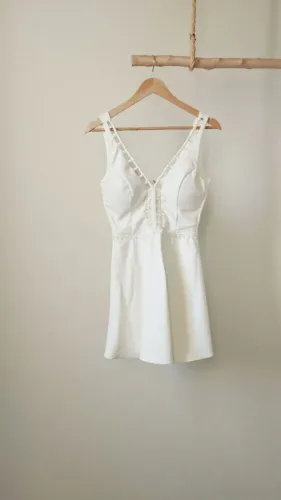 vestido bege bordado