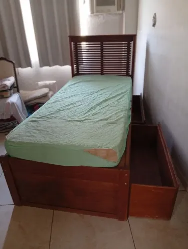 Cama em madeira macissa bem nova!