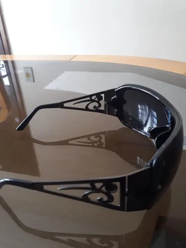 Vendo um óculos de sol, por 45 reais 