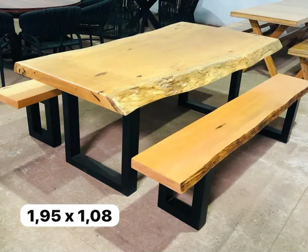 Mesa de pequiá com 2 bancos