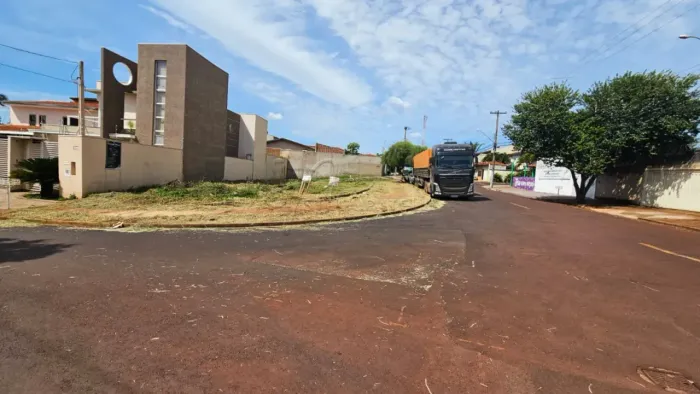 Terreno de esquina com 378m² para venda e locação - Parque dos Lagos