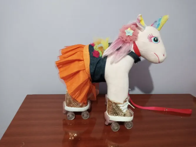 Unicórnio de Pelúcia Criamigos com roupas e patins
