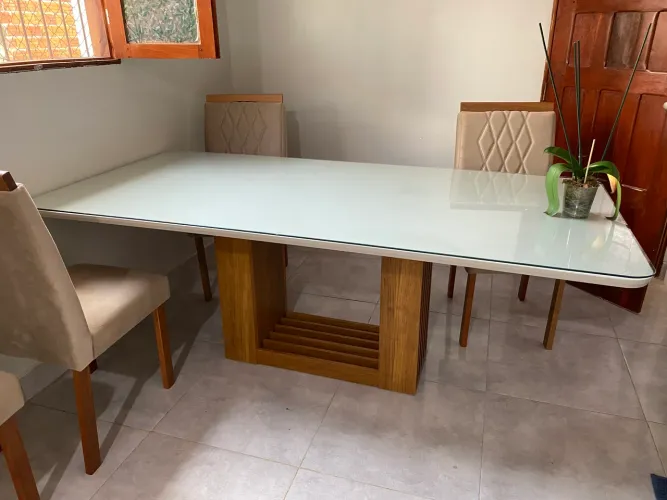 Mesa de 2.10 metros com 8 cadeiras