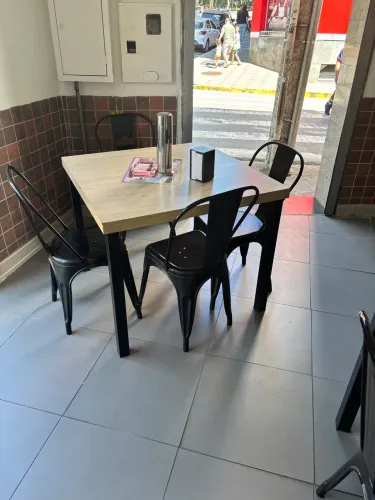 Mesa com 04 cadeiras