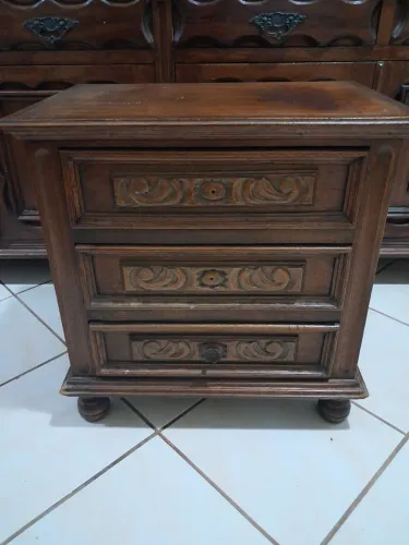 Mesa de cabeceira colonial