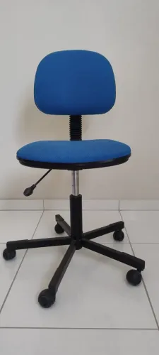 Cadeira escritório secretária giratória sem braços, altura ajustável.