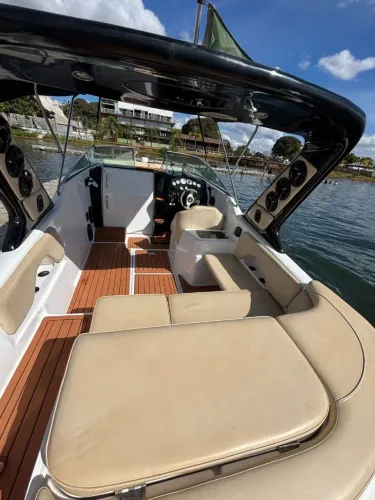 LANCHA PHANTOM 240 CABINADA, COM DECK ALONGADO, MOTOR DE CENTRO E SOM POTENTE 