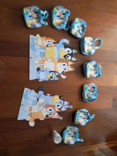 Kit festa infantil pijama bluey dois personagens smdf 60 cm e 8 bolsas de brinde e 5 copos