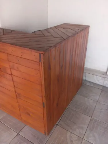 balcão de madeira com duas banquetas alta